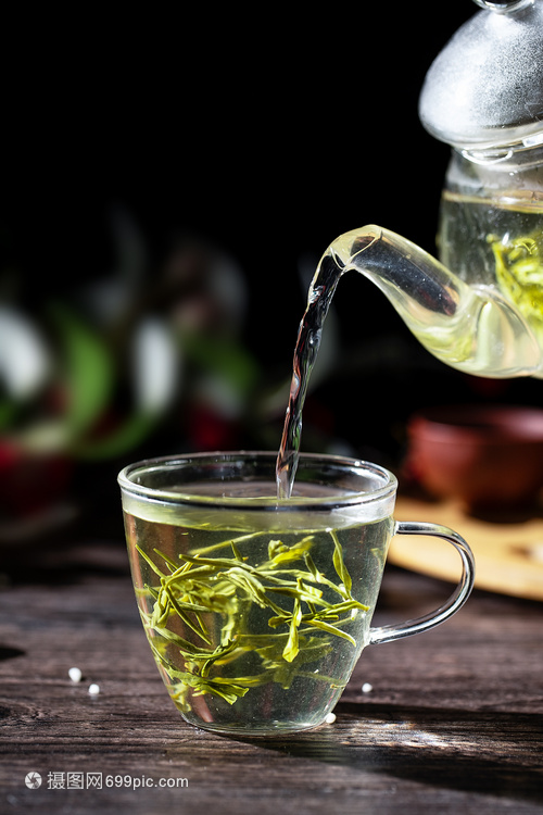 倒茶绿茶毛尖 品味绿茶的优雅与清新