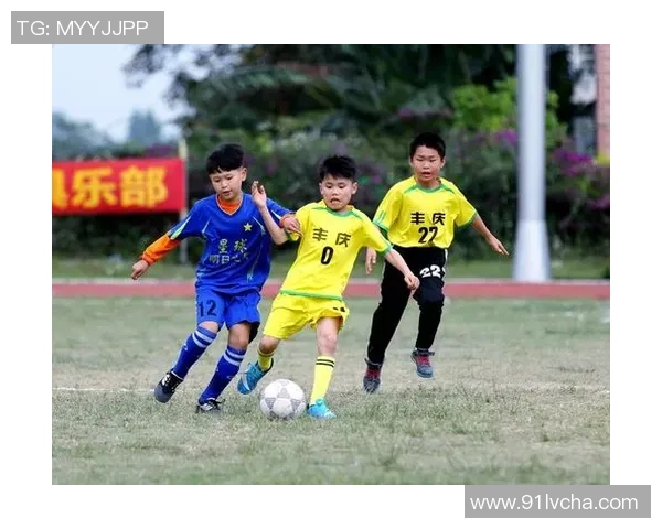 小学足球队星期天训练计划安排培养团队精神与技能提升的全方位方案