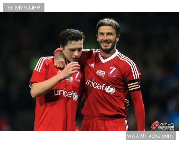 足球巨星陪伴儿子嬉戏球场父子同场切磋技艺温情满满